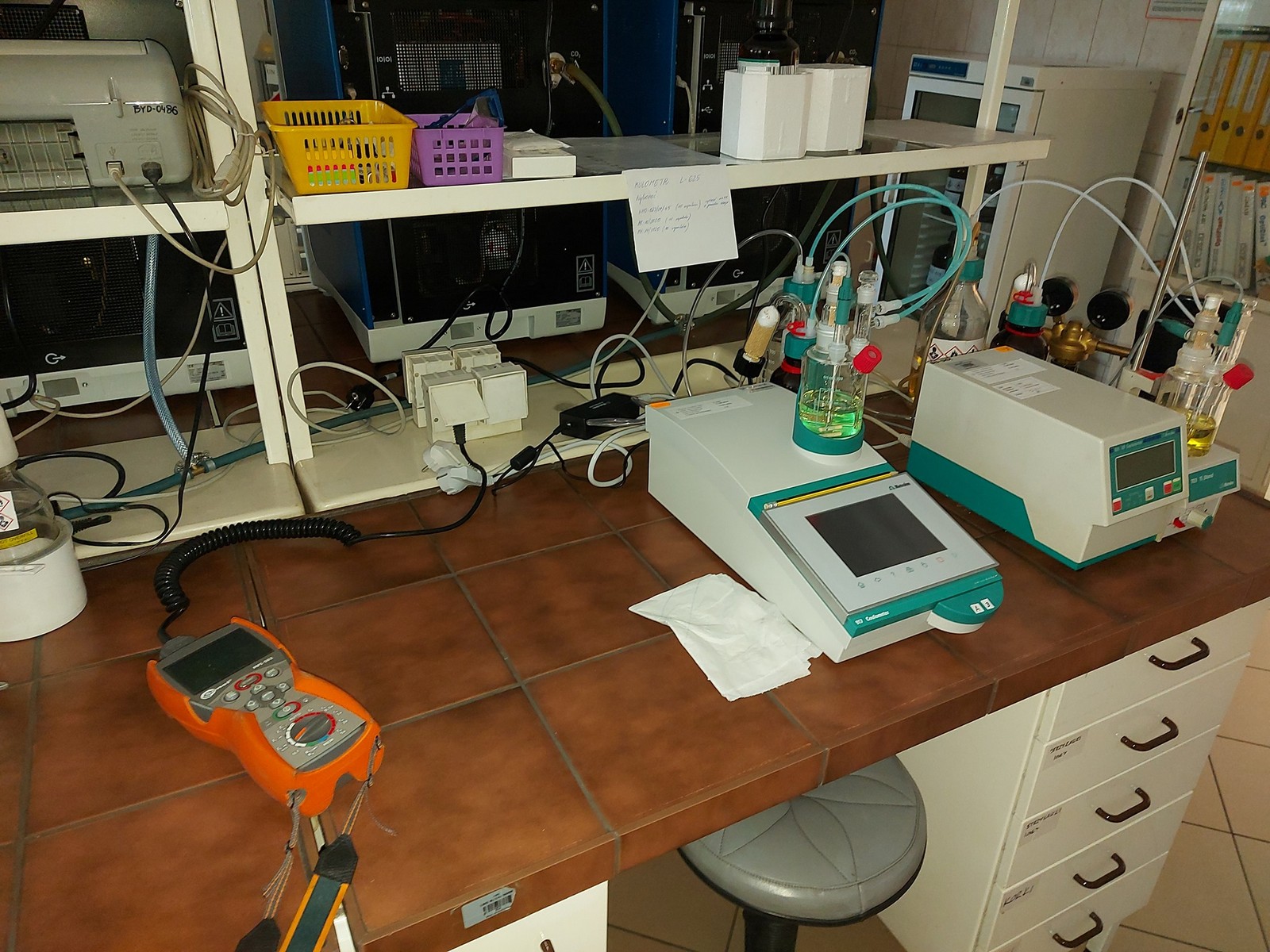 Pomiary kontrolno okresowe instalacji elektrycznej w laboratorium 